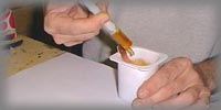 Добавляем в нашу смесь отвердитель и тщательно перемешиваем