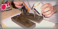 Аккуратно заливаем половинки формы полученным составом